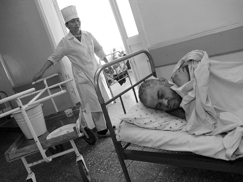 Больничный коридор. Алмата, декабрь 2004 г.
