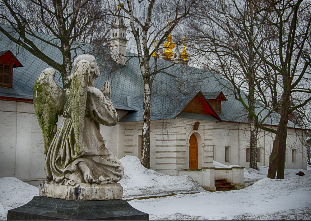На территории Новодевичьего монастыря