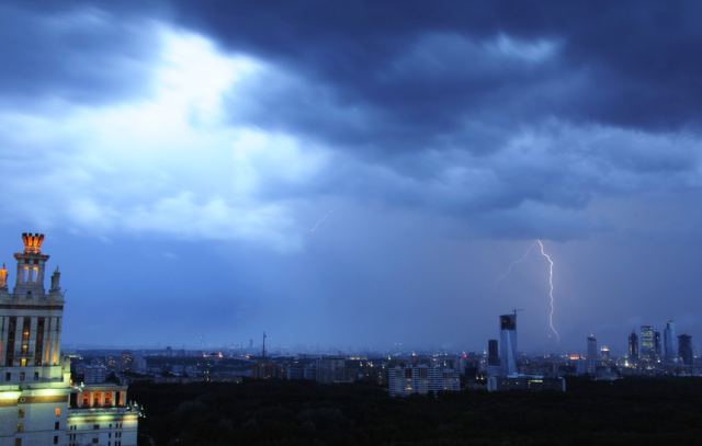 Гроза в Мск в прошлом году