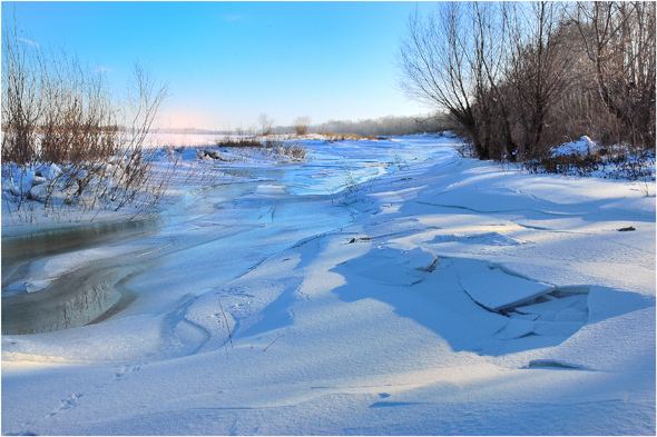 Река замерзла.