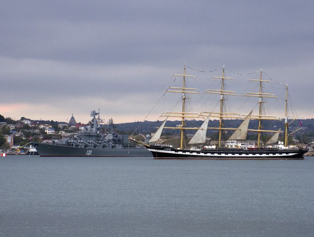 РКР "Москва" и барк "Крузенштерн"