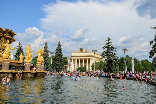 1 В фонтане дружат народы)