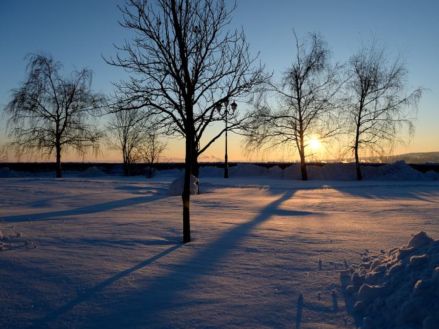 Вечер бродит