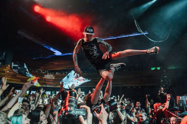 Stage diving