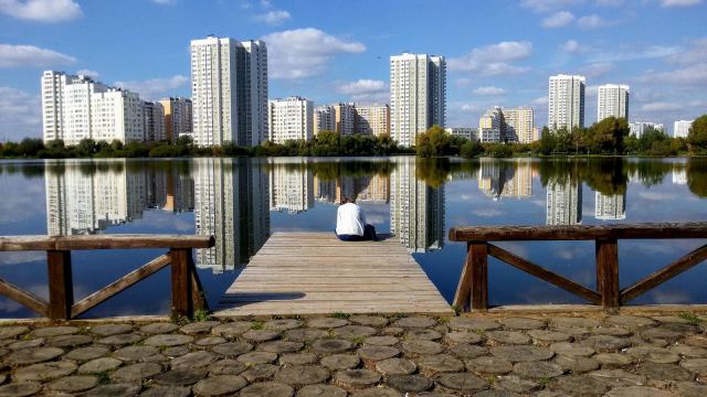 У воды