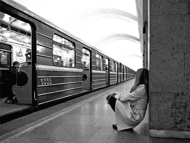 в метро...