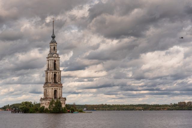 Колокольня и вертолёт.