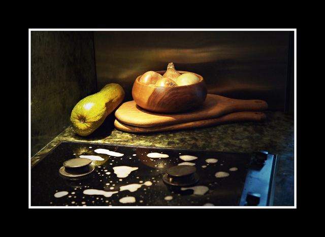 Случайный натюрморт с овощами и недомытой плитой ...