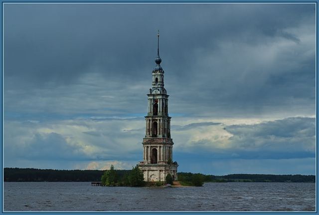 Затопленная колокольня Никольского собора в Калязине