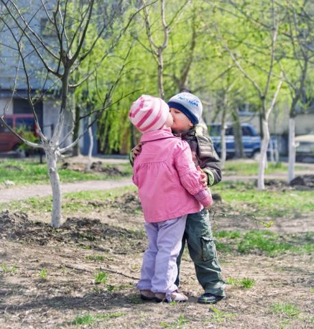 Весной во двор заглянула любовь...