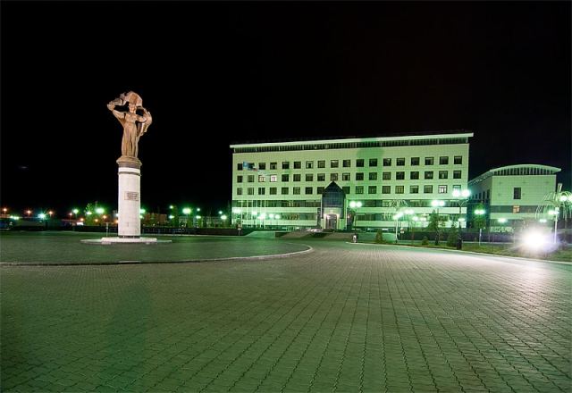 Памятник пионерам освоения Уренгоя